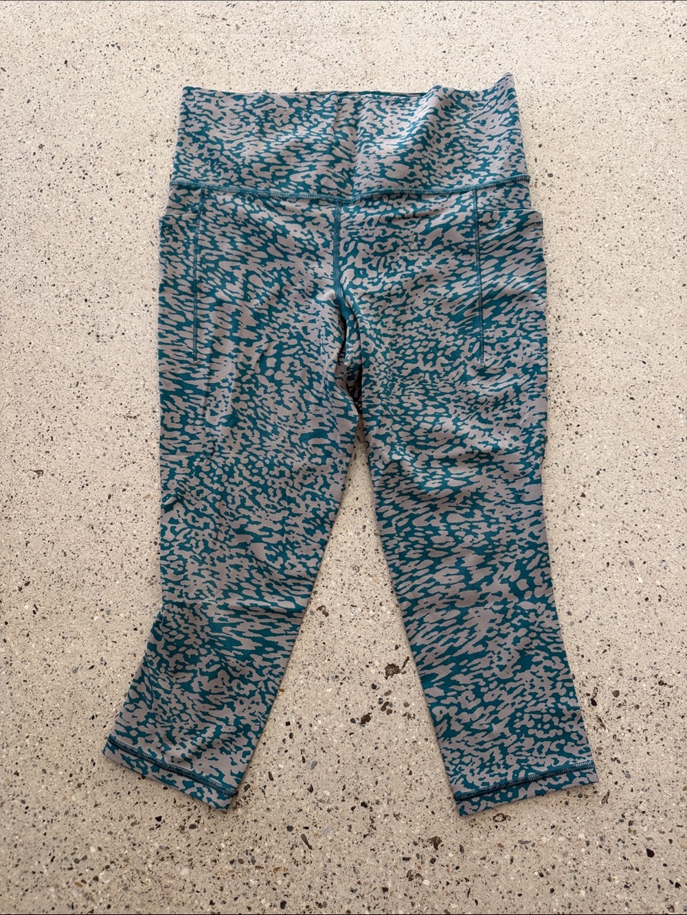 Athleta salutation stash capris medium